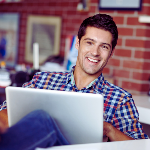 Homem sorrindo com tablet